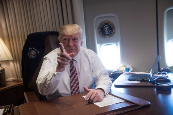 Hatalmas üzenettel várták az amerikai elnököt Angliában, ami már a repülőről is látszott 5