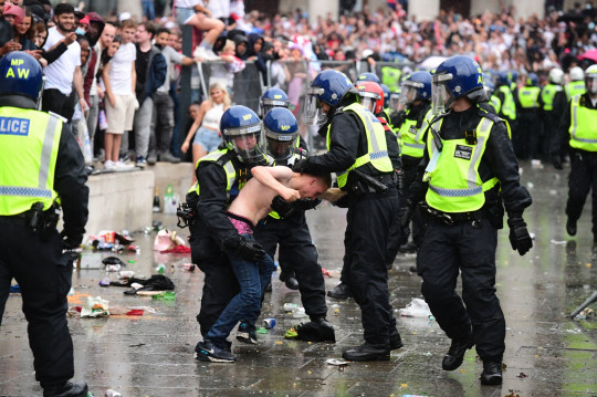 Hatalmas balhé az EB döntő előtt és után Londonban: 49 letartóztatott és 19 rendőr sérült meg 5