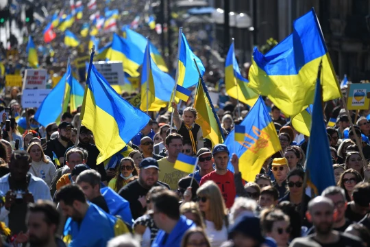 Hatalmas tömeg gyűlt össze London belvárosában szolidaritást tanúsítva Ukrajnával 4