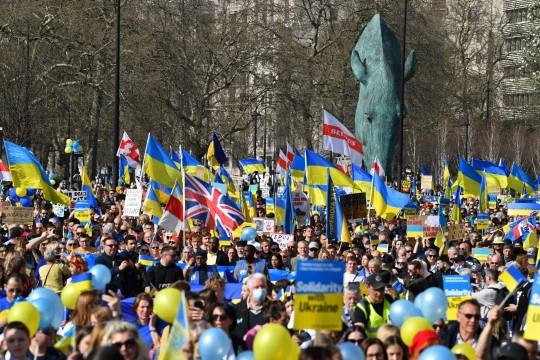 Hatalmas tömeg gyűlt össze London belvárosában szolidaritást tanúsítva Ukrajnával 6