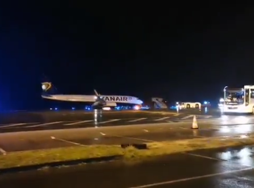 Kényszerleszállást hajtott végre a Ryanair egyik Angliai járata, miután „tűz ütött ki a gépen” 3