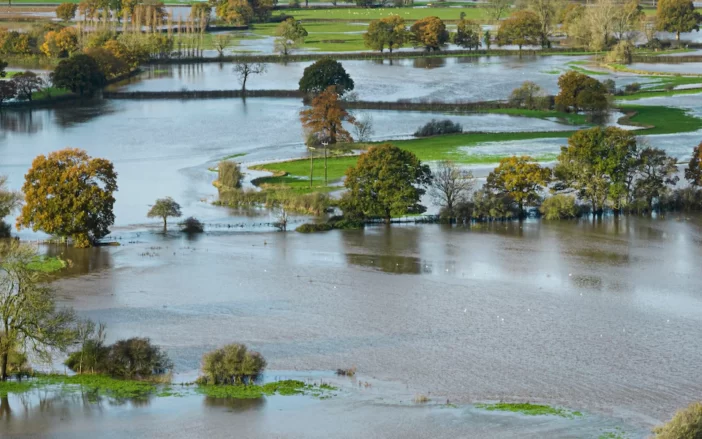 Emberi életre is veszélyes áradások és hatalmas esőzés Nagy-Britanniában - több helyen utak és autók kerültek víz alá 7