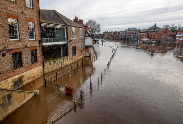 Újabb hatalmas vihar Nagy-Britanniában: ezreknek kellett elhagyniuk otthonaikat 6