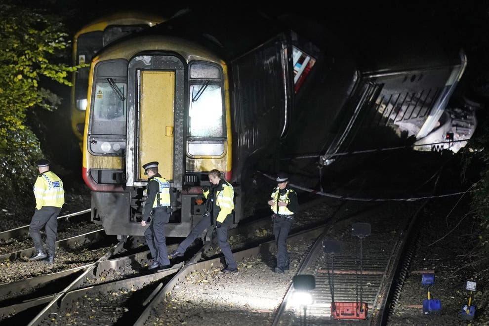 Súlyos vonatbaleset történt Dél-Angliában egy alagútnál: eddig 17 sérült... 5