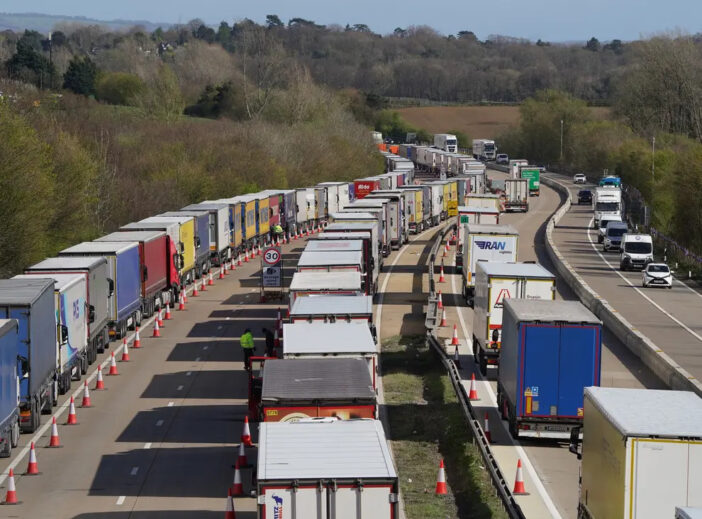 Brutális, 25 órás késések Dovernél a brit határon: már a friss, romlandó árut sem tudják időben eljuttatni a boltokig 3