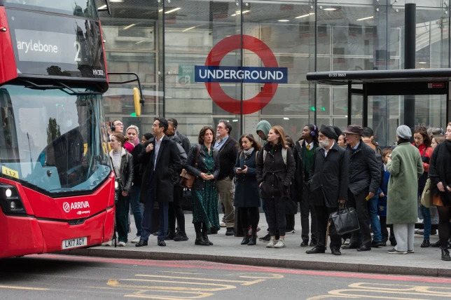 Mennyivel emelkednek a londoni metró- és buszjegy árak, és mikortól? 3