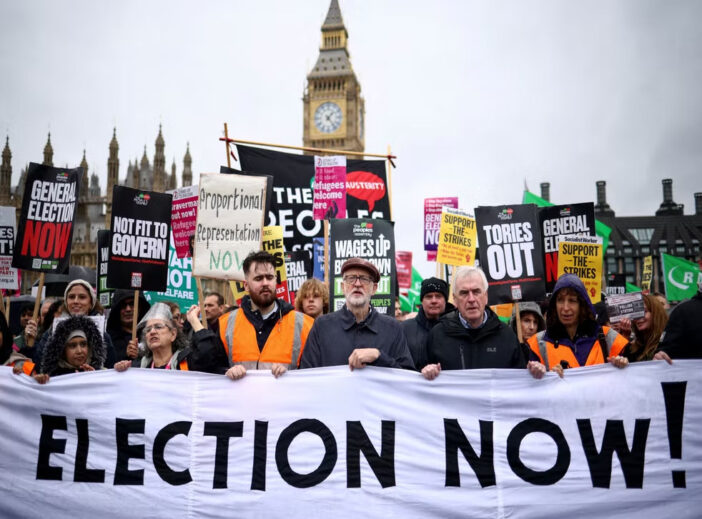 Ezrek vonultak utcára Londonban és parlamenti választásokat követelnek 3
