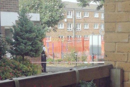 Két embert lelőttek egyet megkéseltek a nyílt utcán Londonban