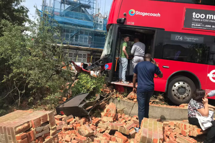 Hatan kórházban, miután falnak csapódott egy busz Londonban 3