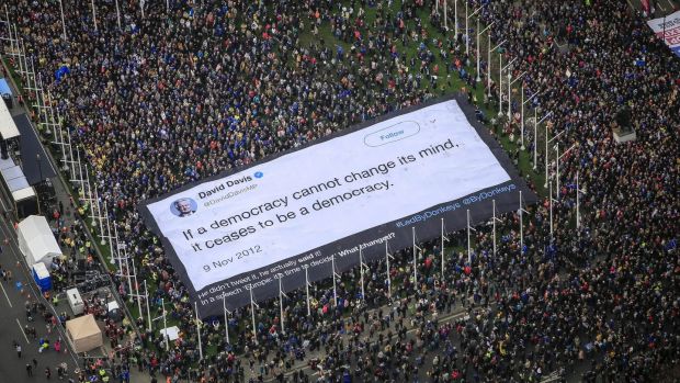 Elképesztő embertömeg: 1 millióan London utcáin a Brexit miatt – a tegnapi tüntetés képekben 9