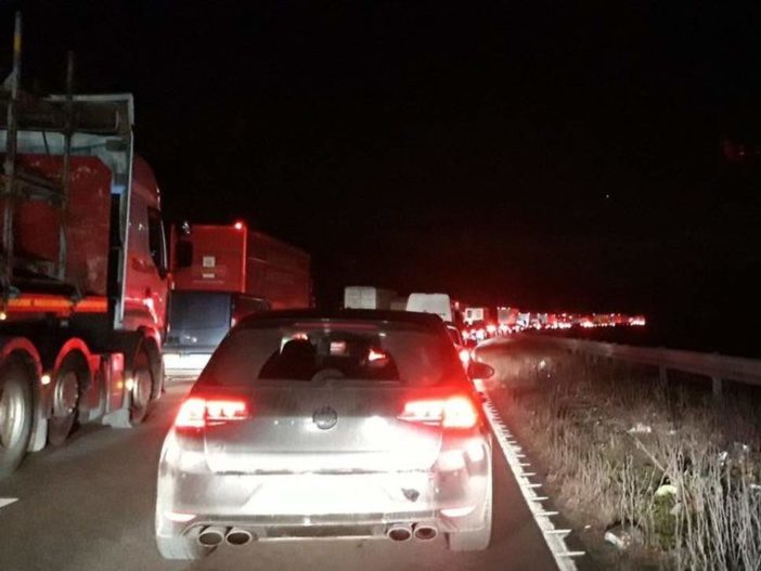 Káosz az autópályán Angliában: 27 migráns bujkált az egyik megállított kamionban, többen menekülni próbáltak 6