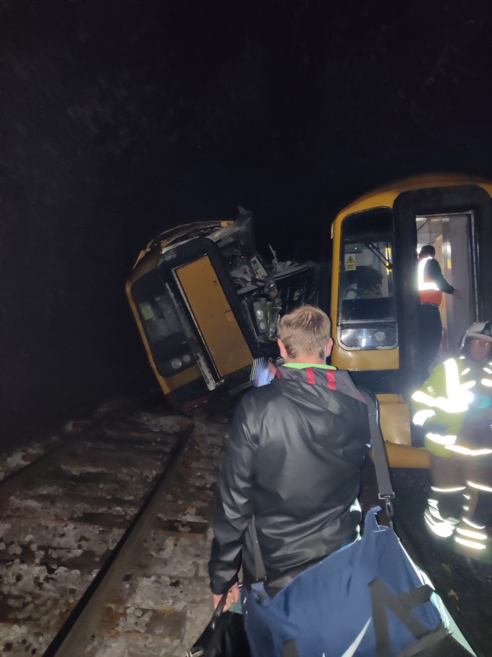 Súlyos vonatbaleset történt Dél-Angliában egy alagútnál: eddig 17 sérült... 6
