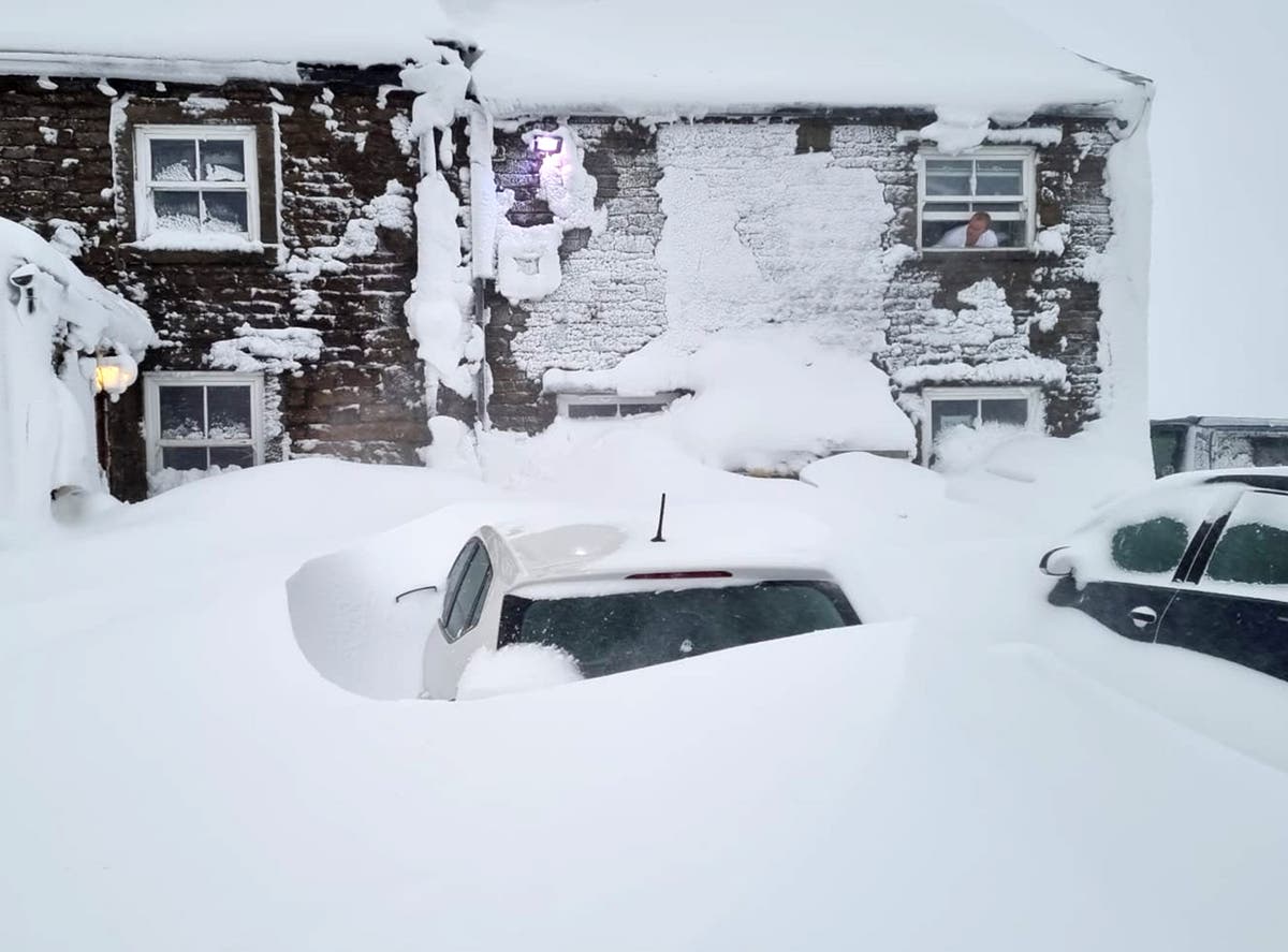 Leesett az első nagyobb hó Nagy-Britannia számos részén: volt, ahol egy kocsmát majdnem el is temetett (képek) 5