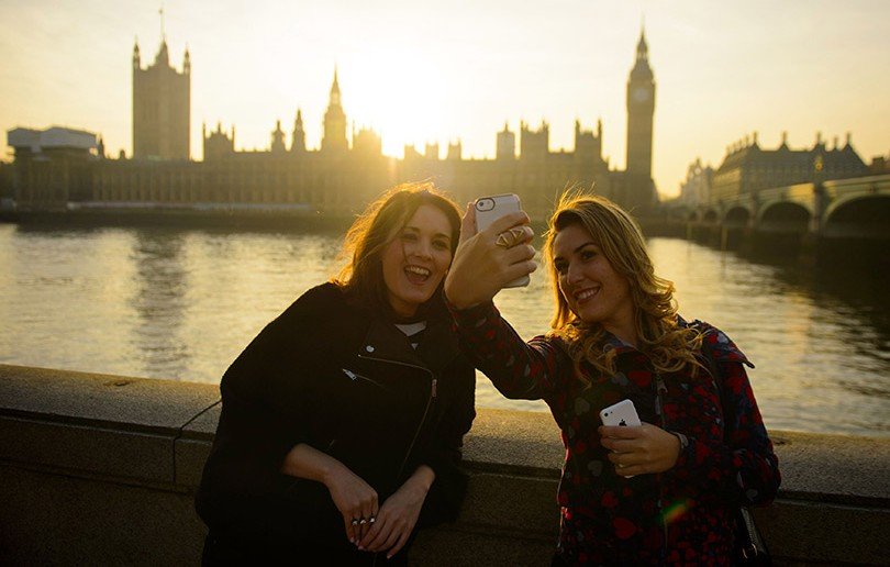 tourists-taking-a-selfie-in-london-136388515074102601-140317125136