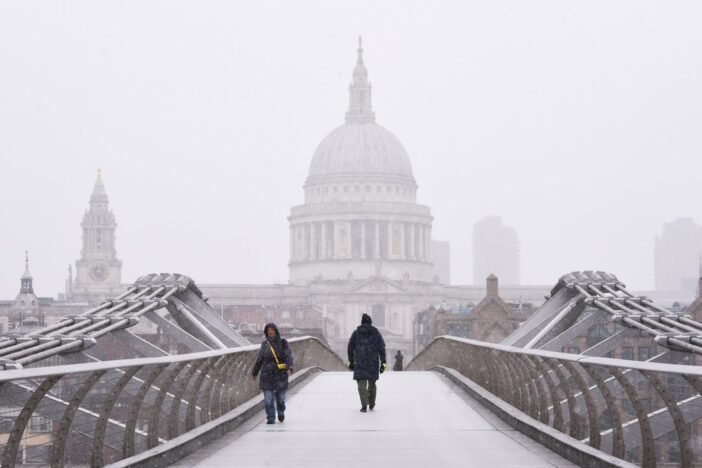 Újabb nagy havazás jön Londonban és Anglia más részein, néhol 20-30 centi is eshet