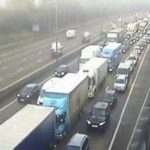 Súlyos baleset az M25-ön Angliában, kamion ütközött 2 autóval: 1 halott, 3 sérült