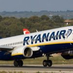 Eltörte a bokáját egy utas a Ryanair járatán, akkorát rántott a gép egy hirtelen manővernél
