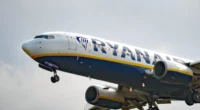 A levegőben próbálta meg kinyitni a vészkijáratot az egyik utas a Ryanair egyik angliai járatán A levegőben próbálta meg kinyitni a vészkijáratot az egyik utas a Ryanair egyik angliai járatán