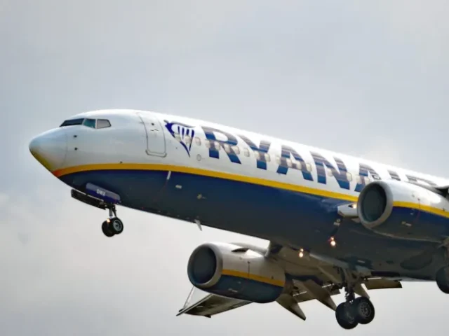 A levegőben próbálta meg kinyitni a vészkijáratot az egyik utas a Ryanair egyik angliai járatán