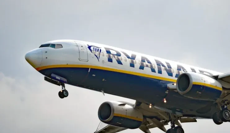 A levegőben próbálta meg kinyitni a vészkijáratot az egyik utas a Ryanair egyik angliai járatán