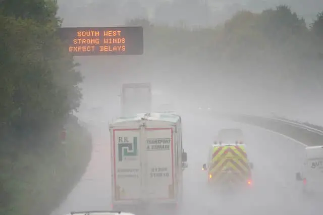 Figyelmeztetést adott ki a Met Office eső, hó és szél miatt Nagy-Britannia több régiójában holnapra 1