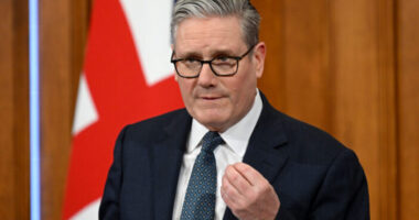 „Háborúban állunk” – komoly kritikát kapott Keir Starmer, nő az elégedetlenség a parlamentben