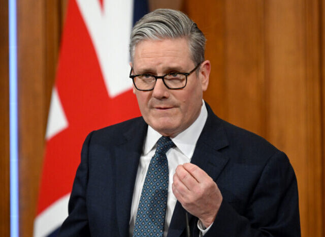 „Háborúban állunk” – komoly kritikát kapott Keir Starmer, nő az elégedetlenség a parlamentben