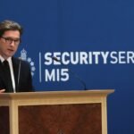 „Terroristák használhatják a mesterséges intelligenciát, hogy drónokkal és biológiai fegyverekkel támadják Nagy-Britanniát” – az MI5 vezére