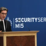 „Terroristák használhatják a mesterséges intelligenciát, hogy drónokkal és biológiai fegyverekkel támadják Nagy-Britanniát” – az MI5 vezére