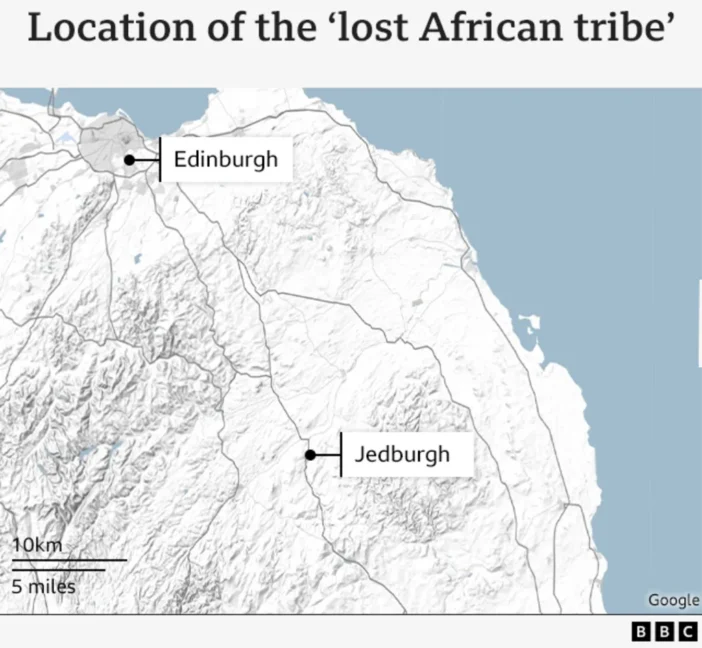 Kilakoltatták a rendőrök az afrikai törzset, akik "őseik földjét foglalják vissza" Nagy-Britanniában - néhány méterrel odébb újra lesátraztak