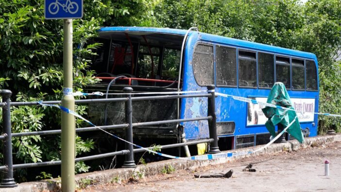 A diákok kiabáltak, hogy "meg fogunk halni" - kiderült miért zuhant folyóba az emeletes busz Angliában