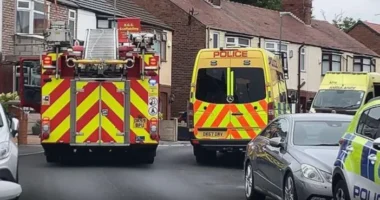 Robbanószerkezeteket találtak egy lakásban Angliában, St Helensben – az egész utcát lezárták
