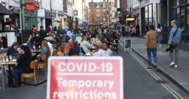 Mégsem oldják fel a megmaradt korlátozásokat június 21-én Angliában...