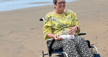 "A GP azt mondta csak a menopauza és szimpla hátfájás" - kiderült, hogy a nő rákos és az NHS hibája miatt tolószékbe került