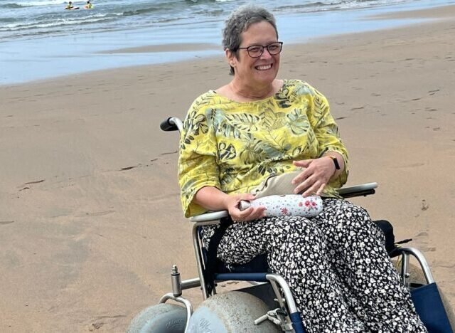 „A GP azt mondta csak a menopauza és szimpla hátfájás” – kiderült, hogy a nő rákos és az NHS hibája miatt tolószékbe került