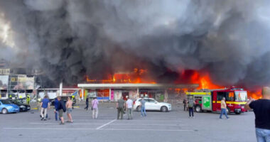 Az egész világ elítéli és háborús bűnnek minősíti az oroszok legújabb támadását: Rakétákkal lőttek szét egy emberekkel teli bevásárlóközpontot – eddig legalább 13 halott