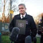 Alig 1 órája született csecsemőt találtak Londonban egy bevásárló szatyorban kirakva a fagyban az utcára
