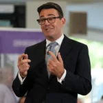Nagy bejelentés: NHS-szerű, ingyenes szociális ellátás jöhet Angliában