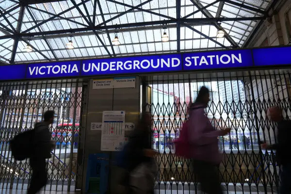 Óriási vita robbant ki a londoni metrósztrájk miatt: túl magas vagy túl alacsony a 72 ezer fontos kezdőfizetés a metróvezetőknek? Óriási vita robbant ki a londoni metrósztrájk miatt: túl magas vagy túl alacsony a 72 ezer fontos kezdőfizetés a metróvezetőknek?