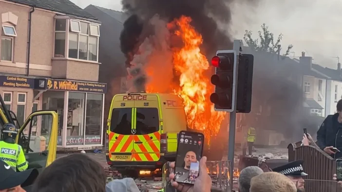 Hatalmas zavargások Southport utcáin - elszabadult a pokol a városban, ahol a gyermekek elleni támadás történt 5