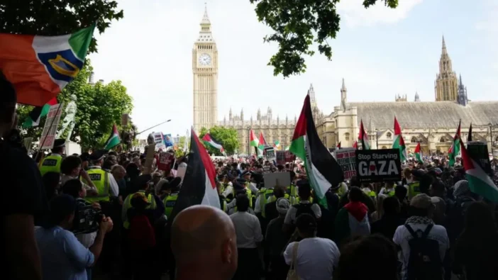 Tömeges letartóztatások: több, mint 425 embert vettek őrizetbe a rendőrök a londoni tüntetésen Tömeges letartóztatások: több, mint 425 embert vettek őrizetbe a rendőrök a londoni tüntetésen