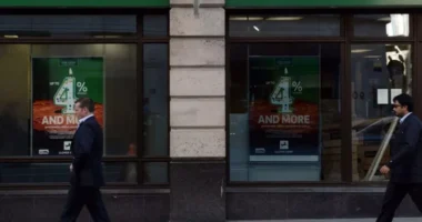 A Lloyds Bank mától új 300 fontos szabályt vezet be Nagy-Britanniában