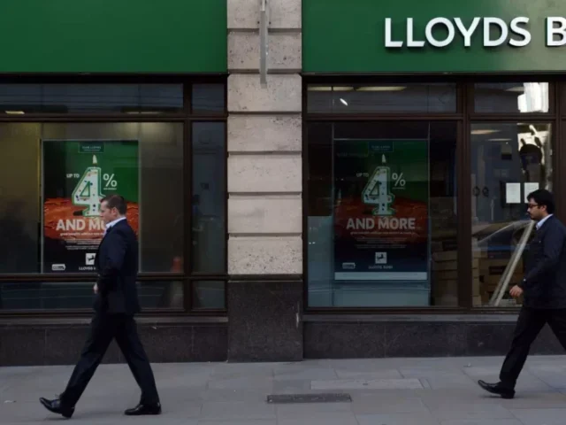 A Lloyds Bank mától új 300 fontos szabályt vezet be Nagy-Britanniában