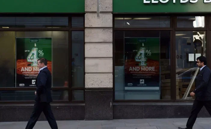A Lloyds Bank mától új 300 fontos szabályt vezet be Nagy-Britanniában