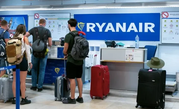 Frissítette a Ryanair a kézipoggyászokra vonatkozó díjszabást - sok utas szerint ez már kész lehúzás 1