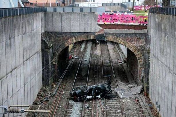 Súlyos autóbaleset, egy autó áttörte a korlátot és a sínekre zuhant Angliában, Salfordban 5