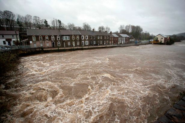 Újabb hatalmas vihar Nagy-Britanniában: ezreknek kellett elhagyniuk otthonaikat 4