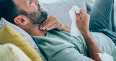 Új Covid-variáns terjed az Egyesült Királyságban, aminek egy speciális tünete is van: a „Stratus” XFG törzs