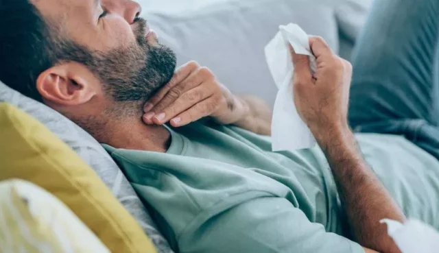 Új Covid-variáns terjed az Egyesült Királyságban, aminek egy speciális tünete is van: a „Stratus” XFG törzs