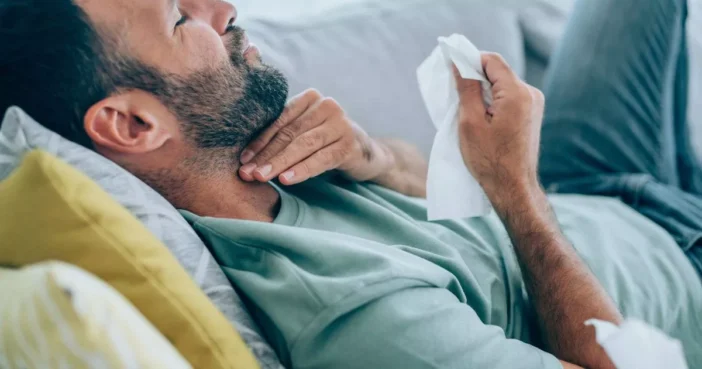 Új Covid-variáns terjed az Egyesült Királyságban, aminek egy speciális tünete is van: a „Stratus” XFG törzs